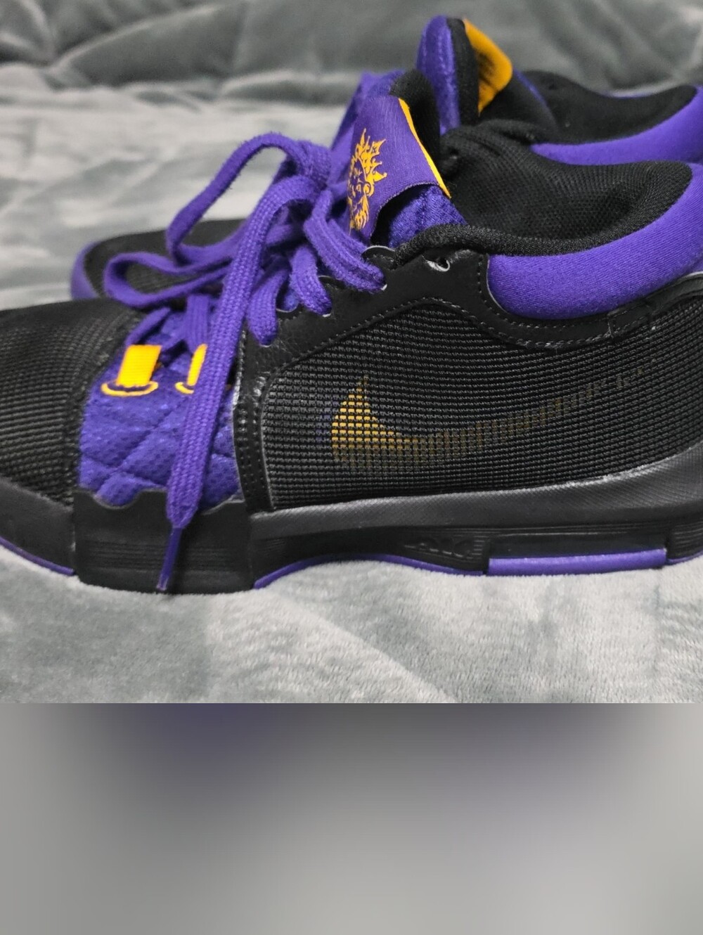 Nike Lebron Witness 8 Size 7.5
